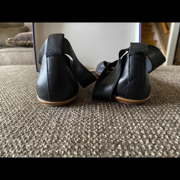 Black Leather Ballet Flats with crisscross straps - Picture 3 of 4